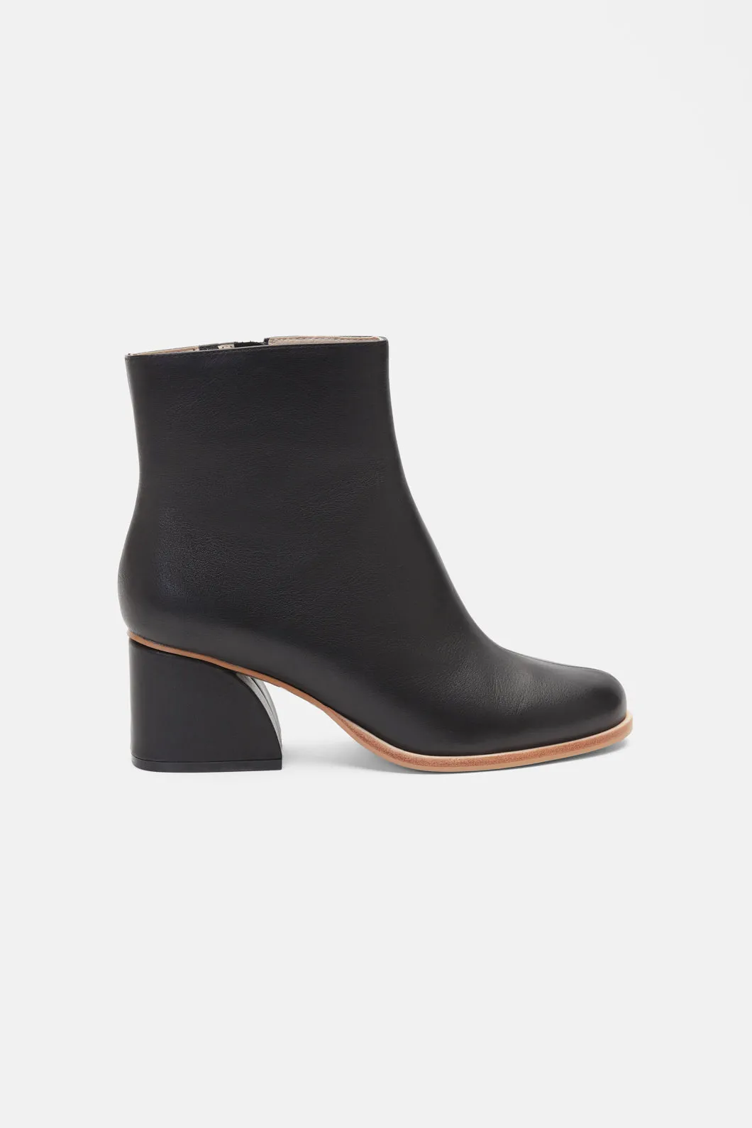 Curve Boot Black