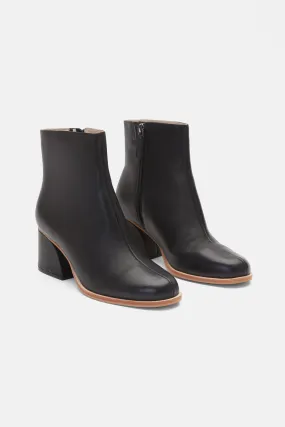 Curve Boot Black