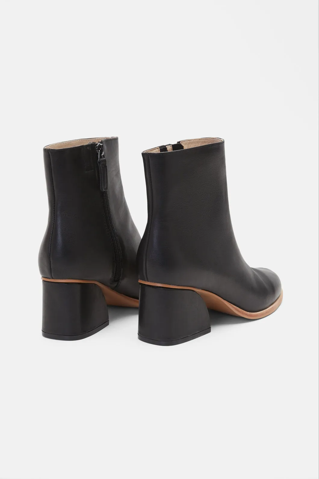 Curve Boot Black